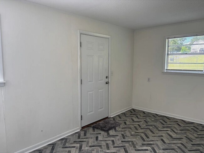 Building Photo - 104 Withrow Rd