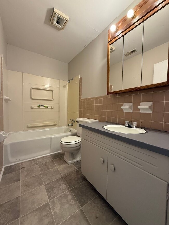 Building Photo - 4 Bedroom/2 Bath Home for Rent