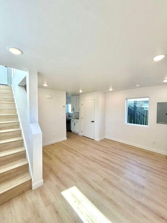 Building Photo - Arbor Heights 2-Bedroom Home in a Prime Location