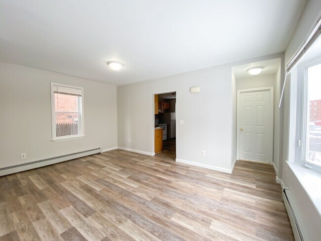 Building Photo - Gorgeous single-family home near Hartford Hospital