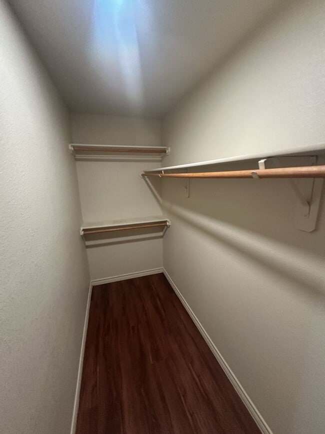 Building Photo - AVAILABLE NOW! (SECTION 8 ACCEPTED)