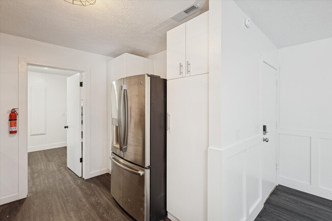 Building Photo - MOVE-IN READY! (Pet Friendly)