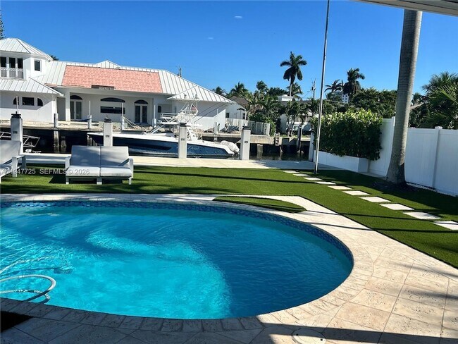 Building Photo - 5510 Bayview Dr