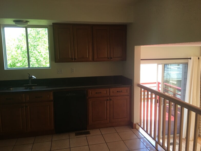 Eat-in kitchen - 10710 Kimball St