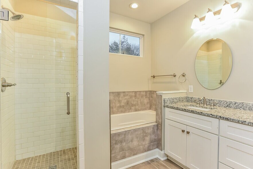 Building Photo - 1968 Brookshine Port