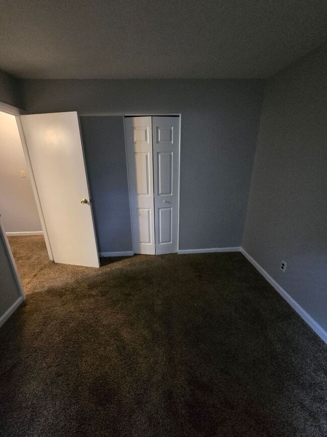 Building Photo - 3 BEDROOM SINGLE FAMILY