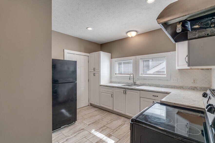 Kitchen with recessed lights, Tile floor and Tile backsplash - 717 N Grant Ave