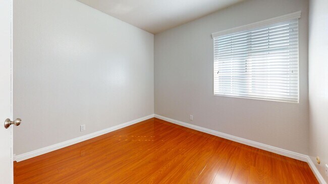 Building Photo - Spacious 5-Bedroom Family Home Available for Long Term Rent!