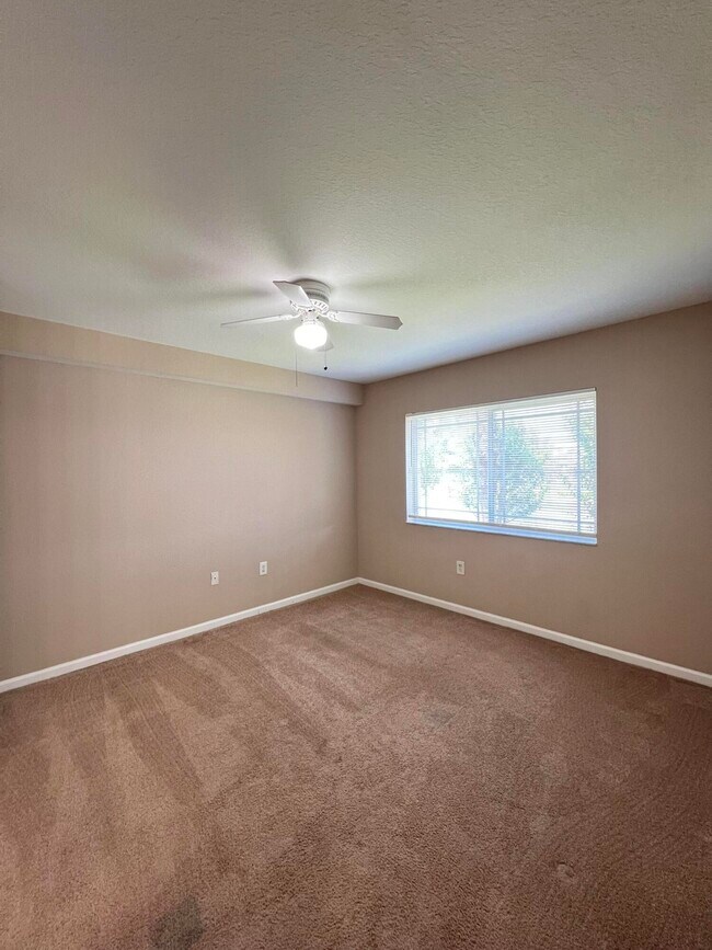 Building Photo - 181 SW Palm Dr