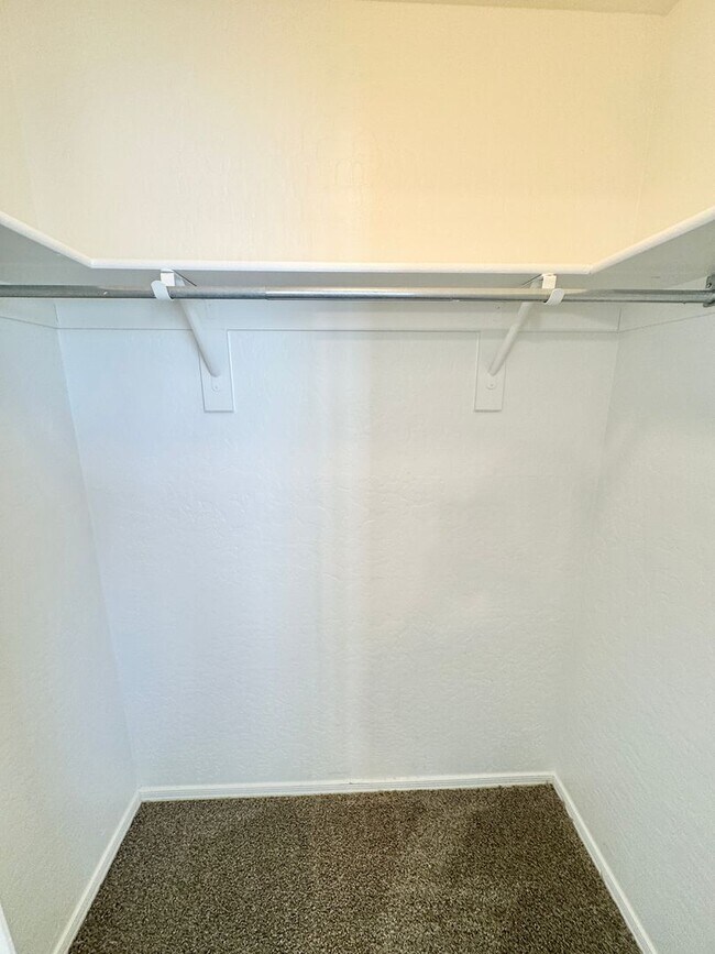 Building Photo - 4 Bedroom 3 Bathroom Home in Surprise! Has Loft & Additional Office/Den!