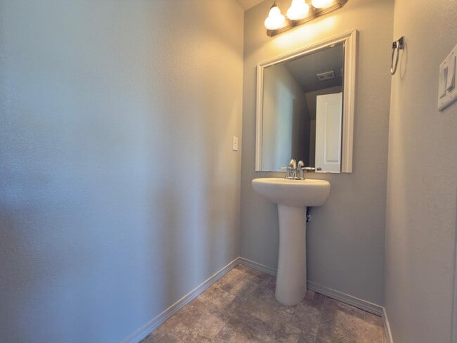 Building Photo - 515 S King St