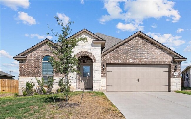 Building Photo - 4 bedroom 2 bathroom home!
