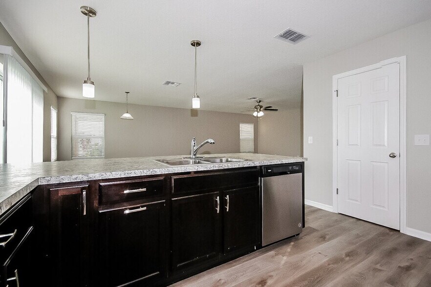 Building Photo - 10725 Southern Forest Dr