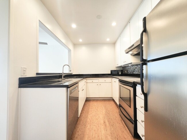 Building Photo - Top floor large 2 bed 2 bath open views at Woodlake