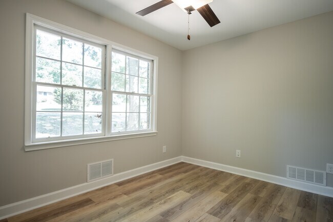 Building Photo - 1051 Crooked Creek Rd