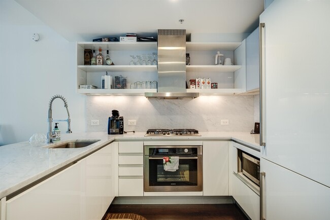 Building Photo - 77 Hudson St