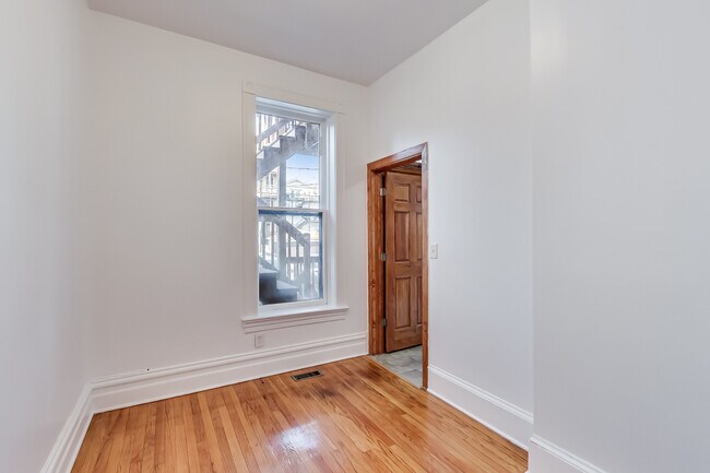 Building Photo - 1138 W Addison St