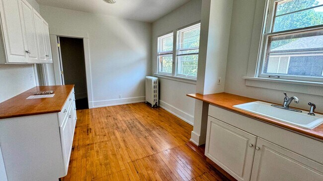 Building Photo - 709-711 Hawthorne NE