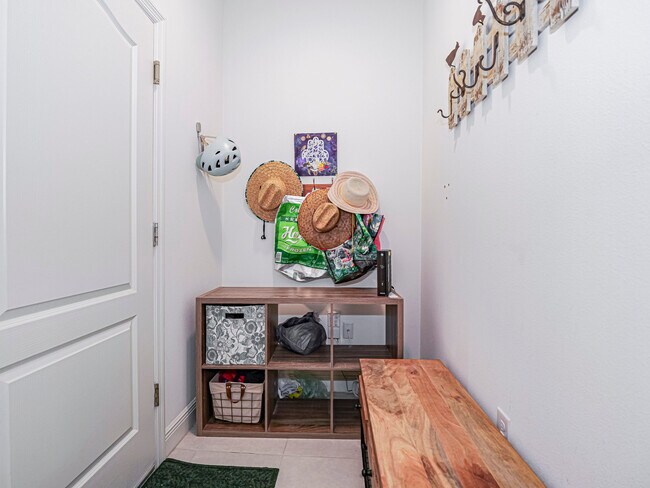 Building Photo - 5945 Buttonwood Sq