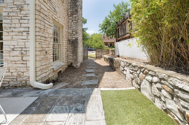 Building Photo - 610 Rathervue Pl