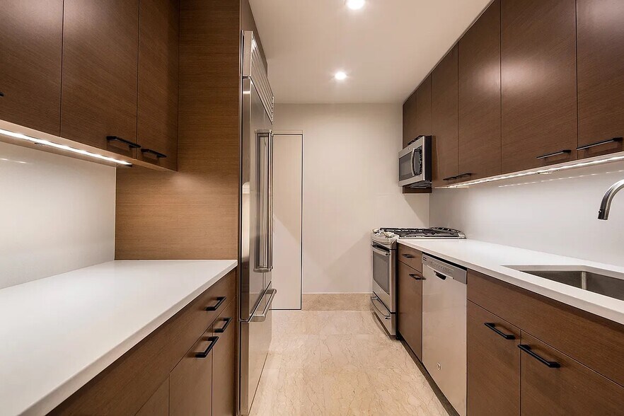 Building Photo - 100 United Nations Plaza