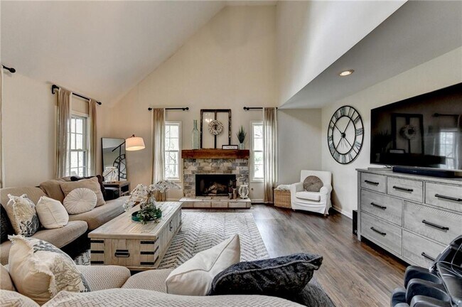 Building Photo - 443 Lakeshore Dr NW