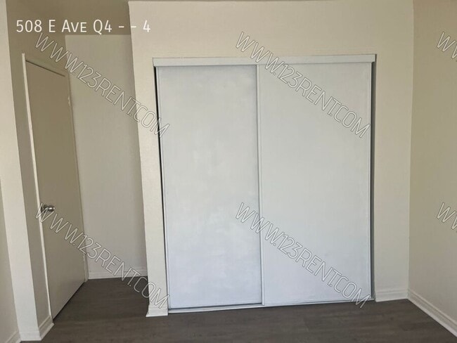Building Photo - 508 E Ave Q4
