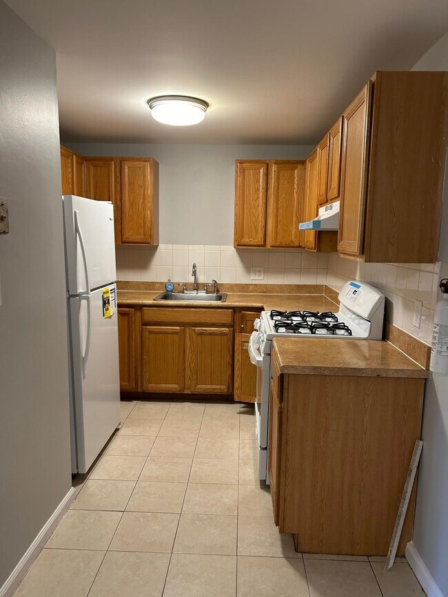 Building Photo - 7 Lancelot Court