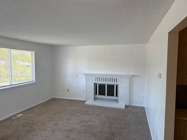 Building Photo - 3 Bedroom /1.5 Bath Silver Lake / Eastmont...