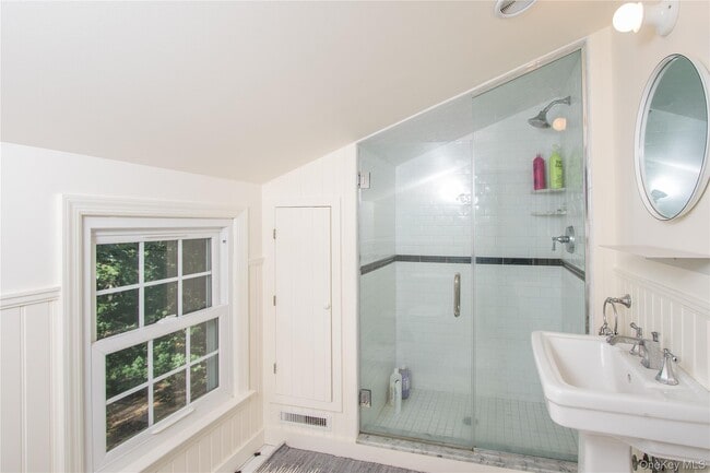 Building Photo - 210 Robinson Ln