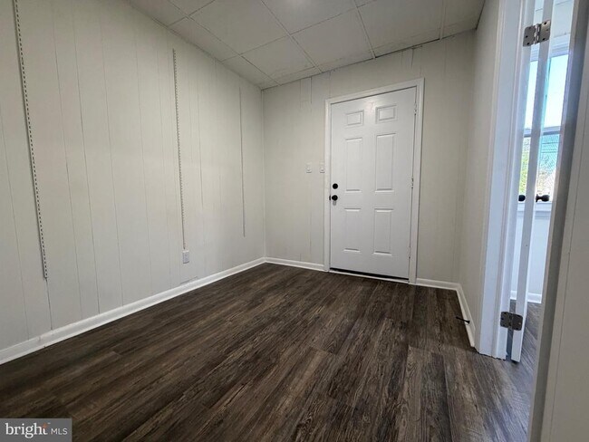 Building Photo - 517 Bentley Ave