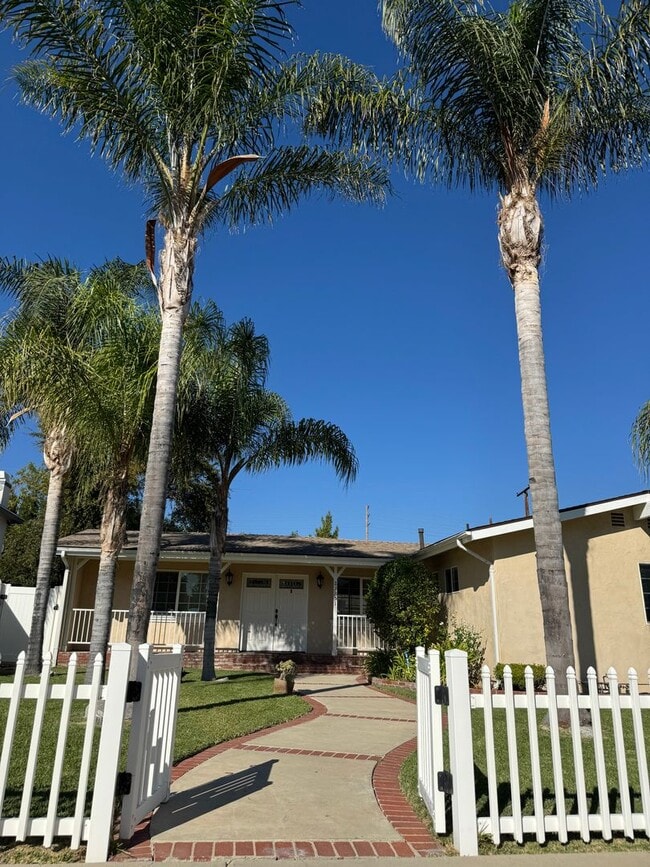 Building Photo - Private HOME 3bed/2 bath + POOL in Woodland Hills! NO OTHER UNIT ON THE PROPERTY!!!!