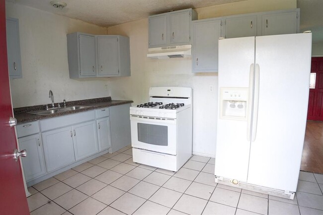 Building Photo - 1302 Begonia Terrace