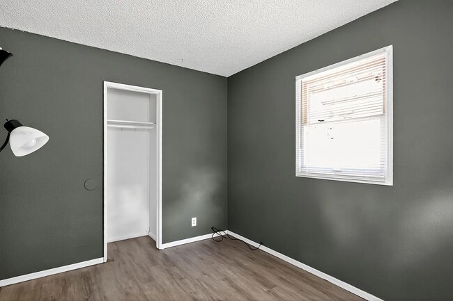 Building Photo - 1274 W Green St