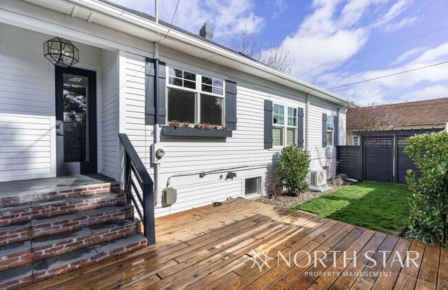 Building Photo - Coming Soon!  Remodeled Sellwood Bungalow