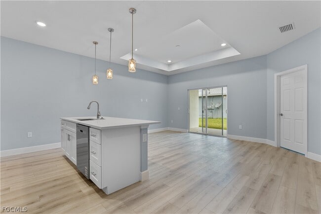 Building Photo - 1601 E 7th St