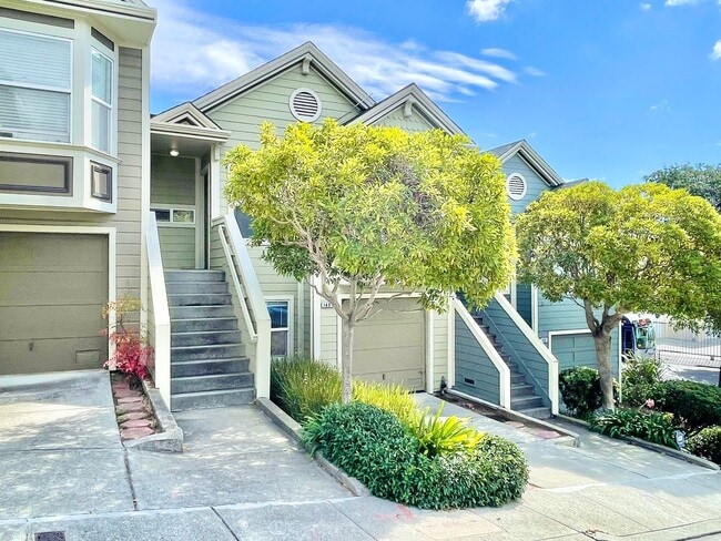 Building Photo - Spacious 3BR/2BA Potrero Hill Townhouse Ho...