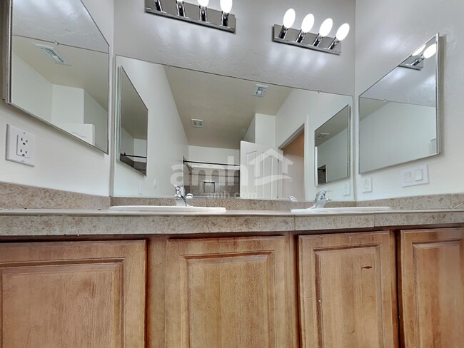 Building Photo - 7626 E Shadybrook Ln