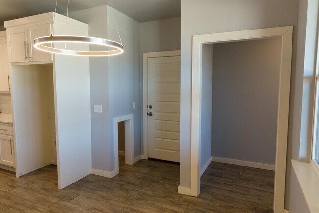 Building Photo - 306 Kirks Holw