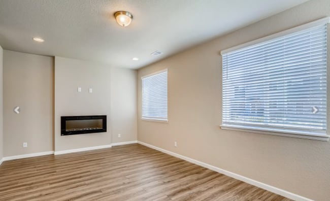 Building Photo - LOVELY 4-BEDROOM TOWNHOUSE IN WALKABLE SW LONGMONT NEIGHBORHOOD