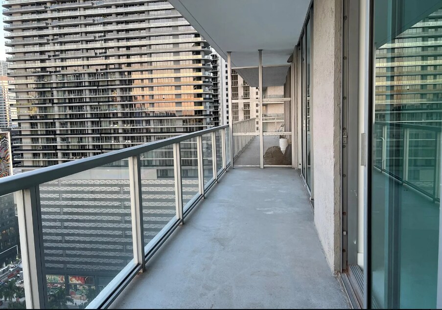 Building Photo - 1111 SW 1st Ave