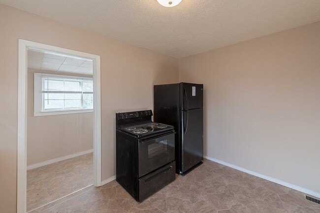 Building Photo - 2301 S Milton Dr