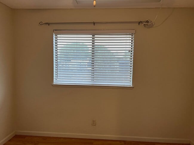 Building Photo - Available now! South Davis Townhome On Ver...