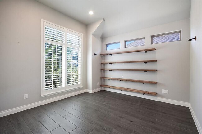 Building Photo - 228 Pisa Ln