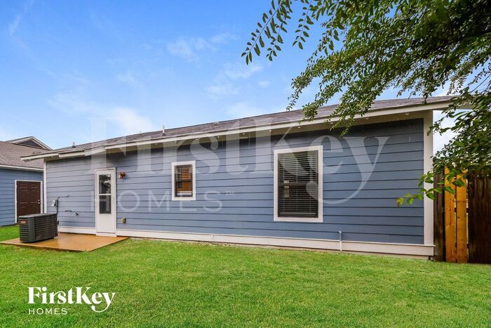 Building Photo - 601 Enclave Ln