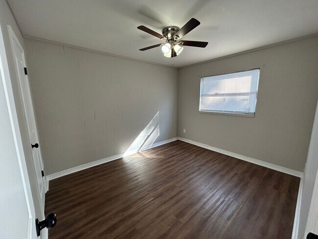 Building Photo - 2150 Saxon St