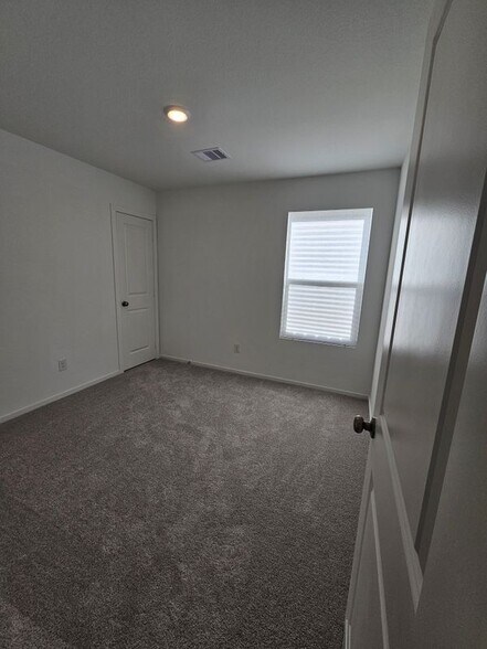 Building Photo - 393 Rd 590106