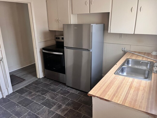Building Photo - Charming 1 Bedroom