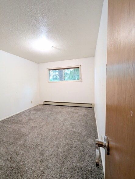 bedroom 1, new carpet - 2575 Yew Street Rd