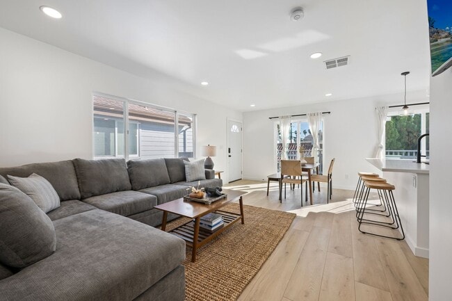 Building Photo - Newly Remodeled and Fully furnished- Mission Beach 5 bed 3 baths.